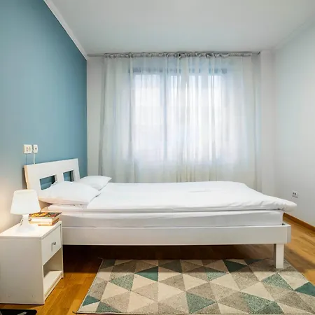 Sunny Modern 1-bedroom *