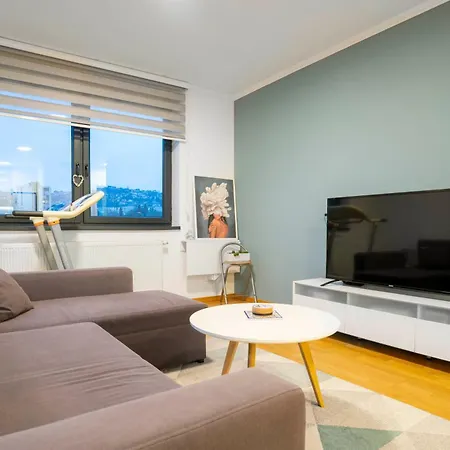Sunny Modern 1-bedroom Apartment *