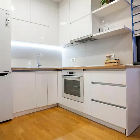 Sunny Modern 1-bedroom Appartamento